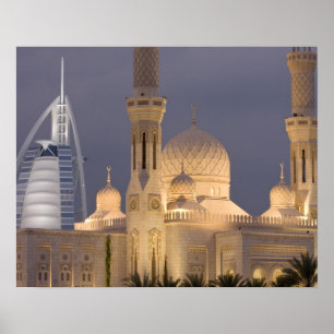 UAE, Dubai. Moschee im Abend mit Burj al Arab Poster