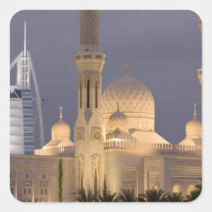 UAE, Dubai. Moschee im Abend mit Burj al Arab Quadratischer Aufkleber