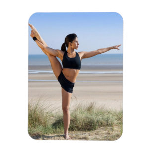 übendes Yoga der Frau auf dem Strandtragen Magnet