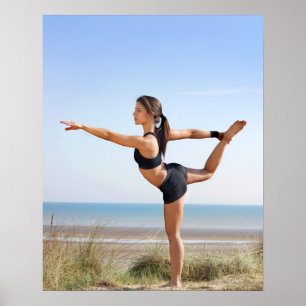 Übendes Yoga der Frau auf Strand Poster