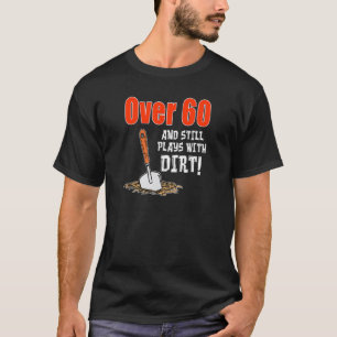 Über 60 und spielt immer noch mit Erde Gartenbau L T-Shirt