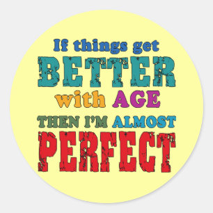 Über dem Hügel Geburtstags-Spaß Runder Aufkleber