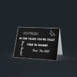 Über dem Hügel zum Geburtstag, Bruder, in Schwarz  Karte<br><div class="desc">Cool,  über dem Hügel Geburtstagsgeschenk Redewendungen für einen weißen Bruder auf schwarzem Hintergrund.</div>