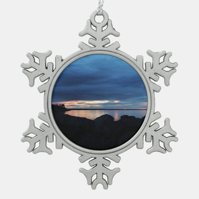 Über den Felsen hinaus Schneeflocken Zinn-Ornament (Vorderseite)
