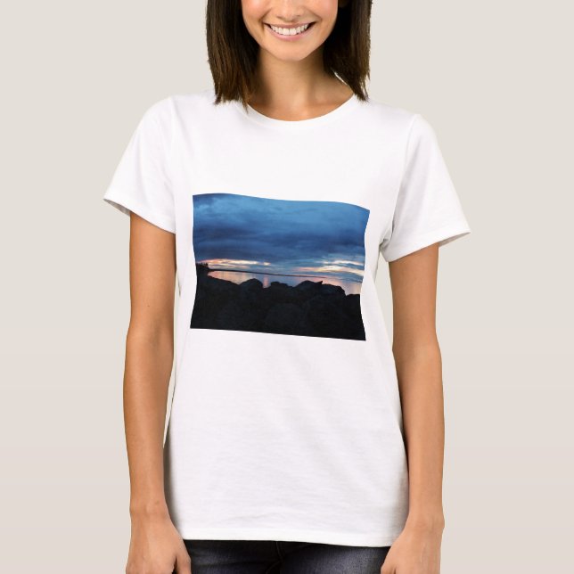 Über den Felsen hinaus T-Shirt (Vorderseite)