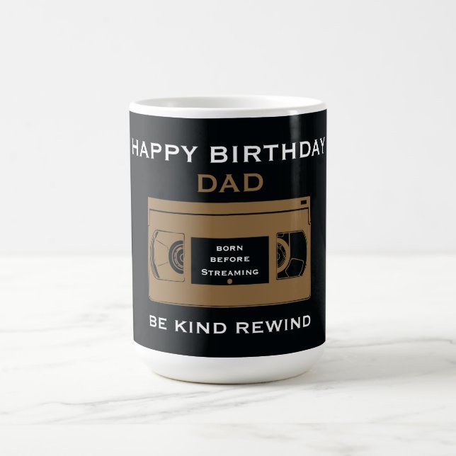 Über den Hügel Nostalgischer Geburtstag Kaffeetasse (Mittel)