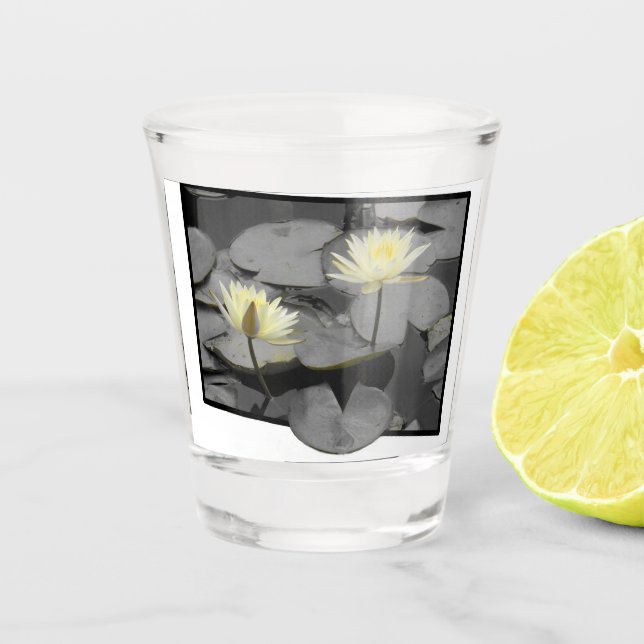 Über den Rahmen hinaus blühen Schnapsglas (Vorderseite)