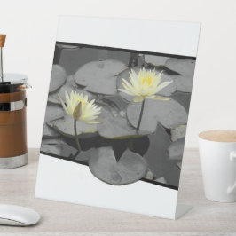 Über den Rahmen hinaus blühen Sockelschild