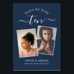 Über die Jahre paare Foto Hochzeit Moderne Tabl Tischnummer<br><div class="desc">Erinnern Sie sich an Ihre Hochzeitsempfang-Tischnummern - Diese eleganten, einfachen Tischnummern bieten Ihnen die Möglichkeit, ein Foto der Braut und des Bräutigams im gleichen Alter wie die Tischnummer, die Braut- und Bräutigamen und das Hochzeitsdatum einzufügen. Die Hintergrundfarbe ist marineblau mit weißem Text, aber diese können in jede beliebige Farbe geändert...</div>