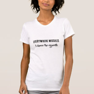 Überall bewegen sich Raketen schwarz-moderner neue T-Shirt