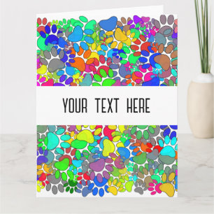 Überall drucken viele Hunde-Pfoten Karte