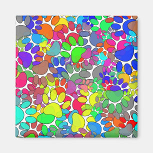 Überall drucken viele Hunde-Pfoten Magnet