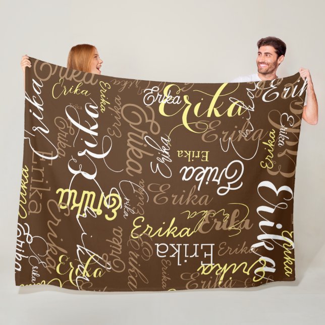 Überall in Braun gestempelte wiederholte Namen Fleecedecke (Beispiel)