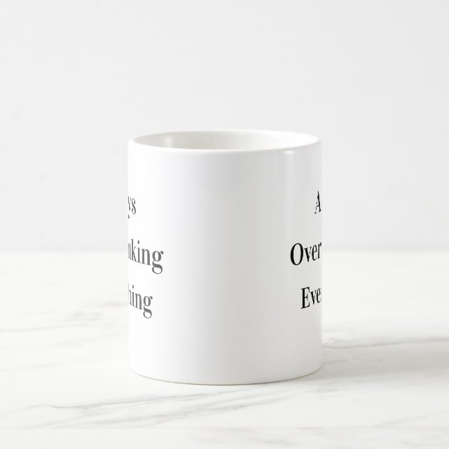 Überanalysierender Klassischer Lustiger Becher Kaffeetasse (Mittel)