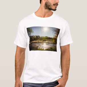 Überblick über die Banken von einem Fluss mit T-Shirt