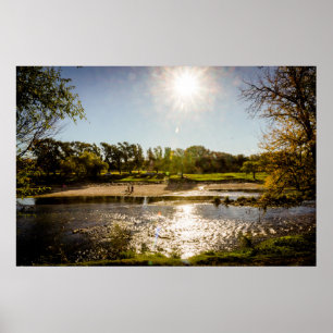 Überblick über die Flussufer mit klarem Himmel Poster