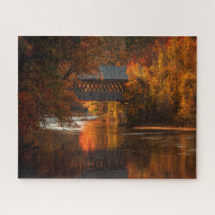 Überdachte Brücke durch die Herbstfarben Puzzle