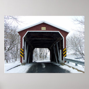 Überdachte Brücke im Schnee Poster
