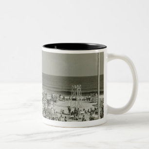 Überfüllter Strand Zweifarbige Tasse
