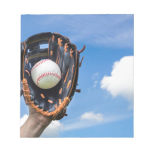 Übergeben Sie das Halten des Baseballs im Notizblock