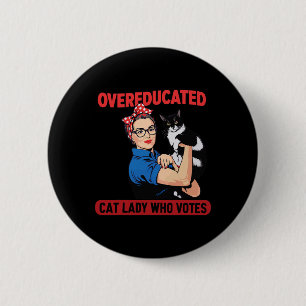 Übergebildete Katze Lady, die für den Präsidenten Button