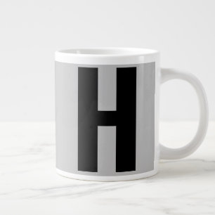 Übergroßer Monogramm-Anfangsbuchstabe in Grau und  Jumbo-Tasse