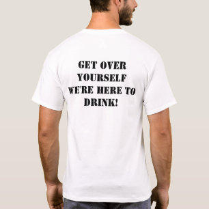 Überholen Sie sich das Shirt vor und zurück.