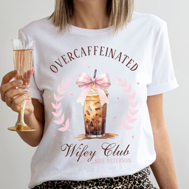 Überkoffeinierte Wifey Club Iced Coffee Bow Mrs. T-Shirt (Funny bride cute Overcaffeinated Wifey Club white wedding t-shirt, MRS name coquette coffee bow)