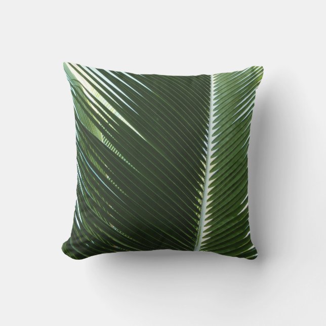 Überlappen von Palm Fronds Tropical Green Abstrakt Kissen Für Draußen (Vorderseite)