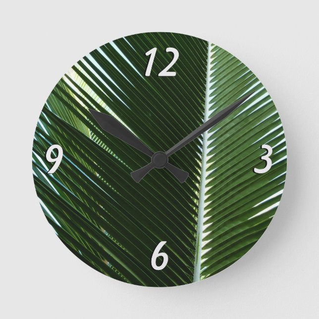 Überlappen von Palm Fronds Tropical Green Abstrakt Runde Wanduhr (Vorderseite)