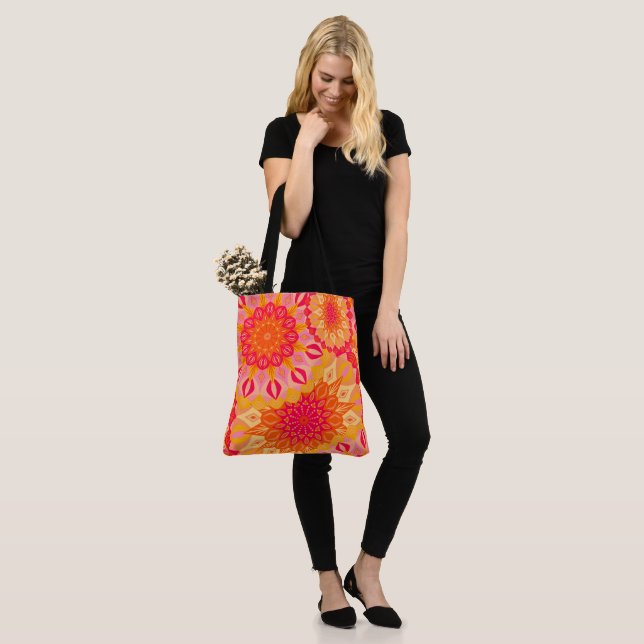 Überlappende Mandala Orange Pink Gelb (Am Model)