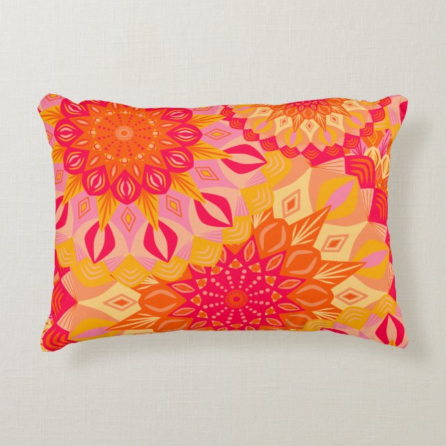 Überlappende Mandala Orange Pink Gelb Dekokissen (Vorderseite)
