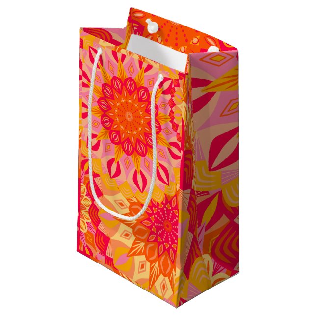 Überlappende Mandala Orange Pink Gelb Kleine Geschenktüte (Vorderseite Schrägansicht)