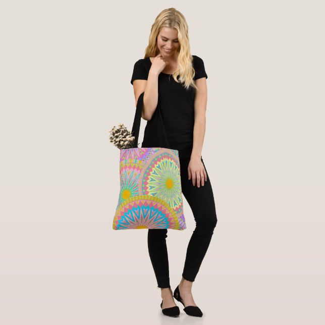 Überlappende Mandala Pink Blau Gelb Mint Lila (Am Model)