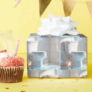 Überlauftoilette in einem weißen Badezimmer Geschenkpapier