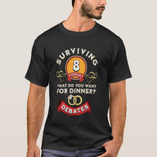 Überleben von 8 Jahren Debatten lustige 8. Hochzei T-Shirt