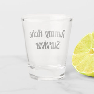 Überlebender von Bauchschmerzen in Schwarz Lustige Schnapsglas
