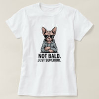 Überlegene Sphynx-Katze mit sarkastischer Attitüde