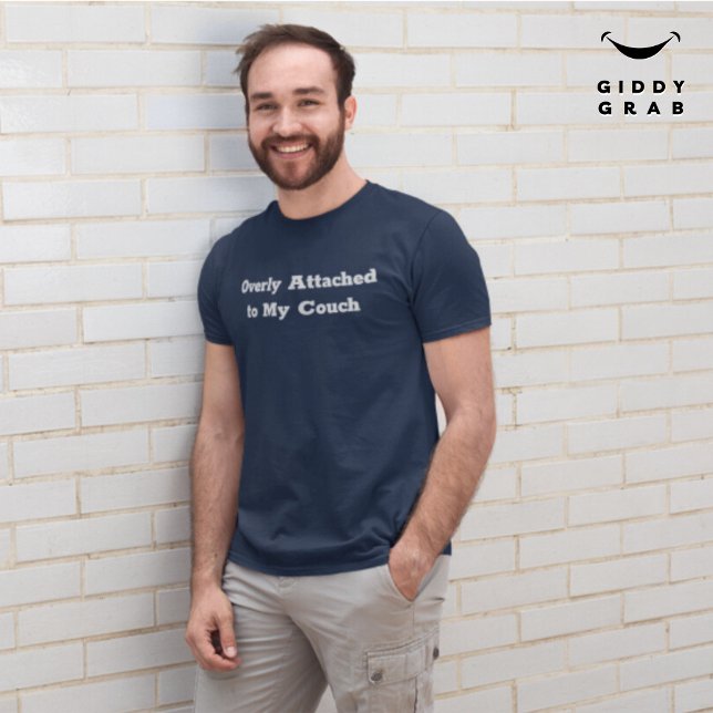 Übermäßig an mein Couch geklemmtes Zeichen-Zitat a T-Shirt (Von Creator hochgeladen)