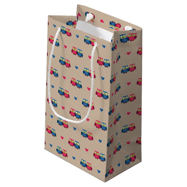 Überprüftes Muster mit Liebeeulen Kleine Geschenktüte (Rückseite Schrägansicht)