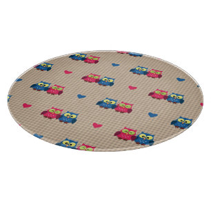 Überprüftes Muster mit Liebeeulen Schneidebrett