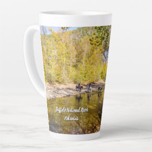 Überqueren der Latte-Tasse am Buffalo Milchtasse