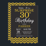 Überraschen Sie 30. Geburtstags-schwarzes und Einladung<br><div class="desc">Überraschen Sie 30. Geburtstags-Einladung mit schwarzem und gelbem Zickzack. Tafel. Erwachsener Geburtstag. Mann oder Frauen Bday laden ein. Für weitere Kundenbezogenheit klicken Sie bitte "besonders anfertigen es" Knopf und benutzen unser Entwurfswerkzeug,  um diese Schablone zu ändern.</div>