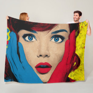 Überraschte Frau in Pop-Art Fleecedecke
