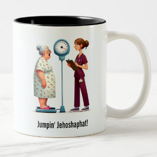 Überraschte Senior vs Evil Scale Zweifarbige Tasse