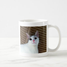 Überraschte weiße Katze Tasse