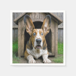 Überraschter Basset Hound in einem Hundehaus Serviette