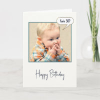 Überraschter kleiner Junge zum 30. Geburtstag