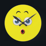 Überraschtes Emoji Runde Wanduhr<br><div class="desc">Verfügt über ein erstaunliches Gefühl.</div>