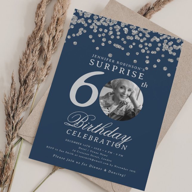 ÜBERRASCHUNG 60. Geburtstag Silver Confetti Navy B Einladung (SURPRISE 60th Birthday Silver Confetti Navy Blue Invitation)